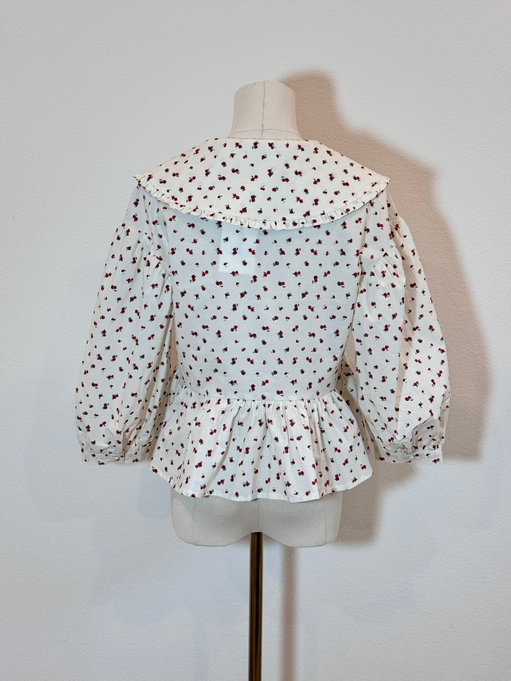 RT150_WHITE RED FLORAL